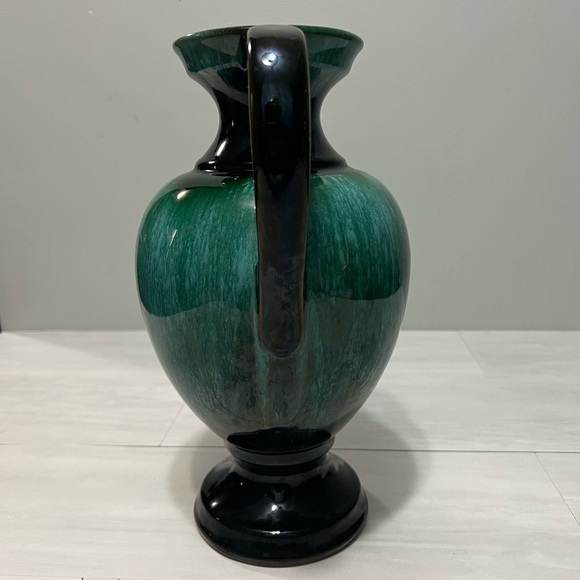 Vintage Blue Mountain Pottery Large 2 Handle Urn - Picture 2 of 2